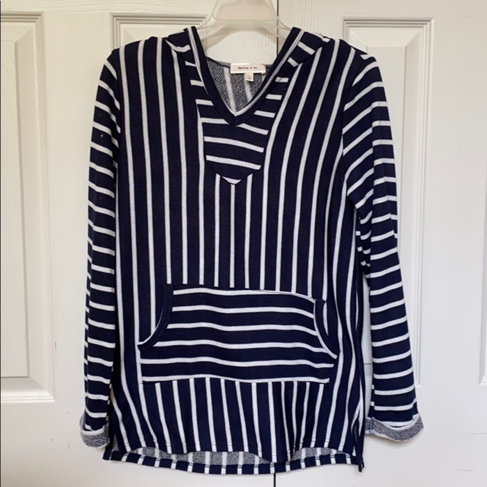 Lightweight hooded long sleeved pullover
